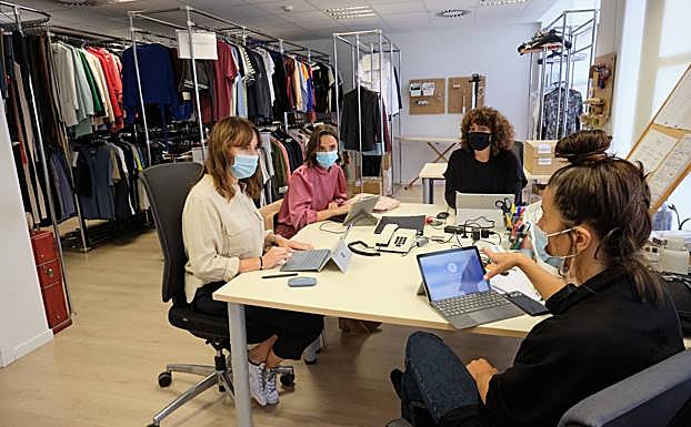El equipo de Indumentaria, en una de sus habituales reuniones.