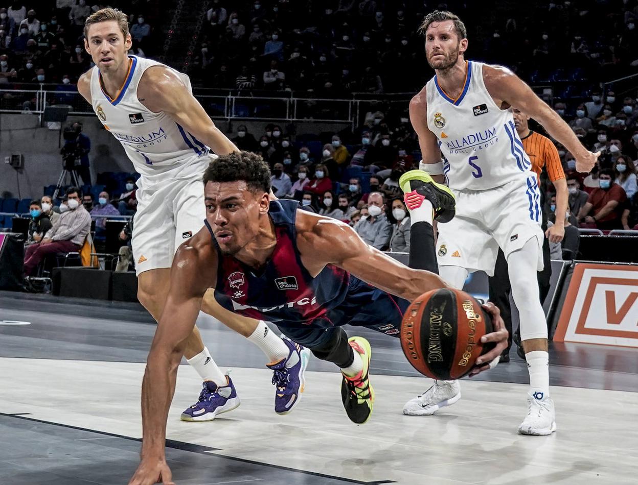 Baldwin intenta, desde el aire, volver a poner en juego un balón que se marcha fuera. 