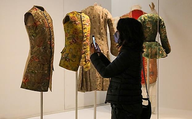Uno de los vestidos de la exposición permanente antes de ser llevado a su vitrina. 
