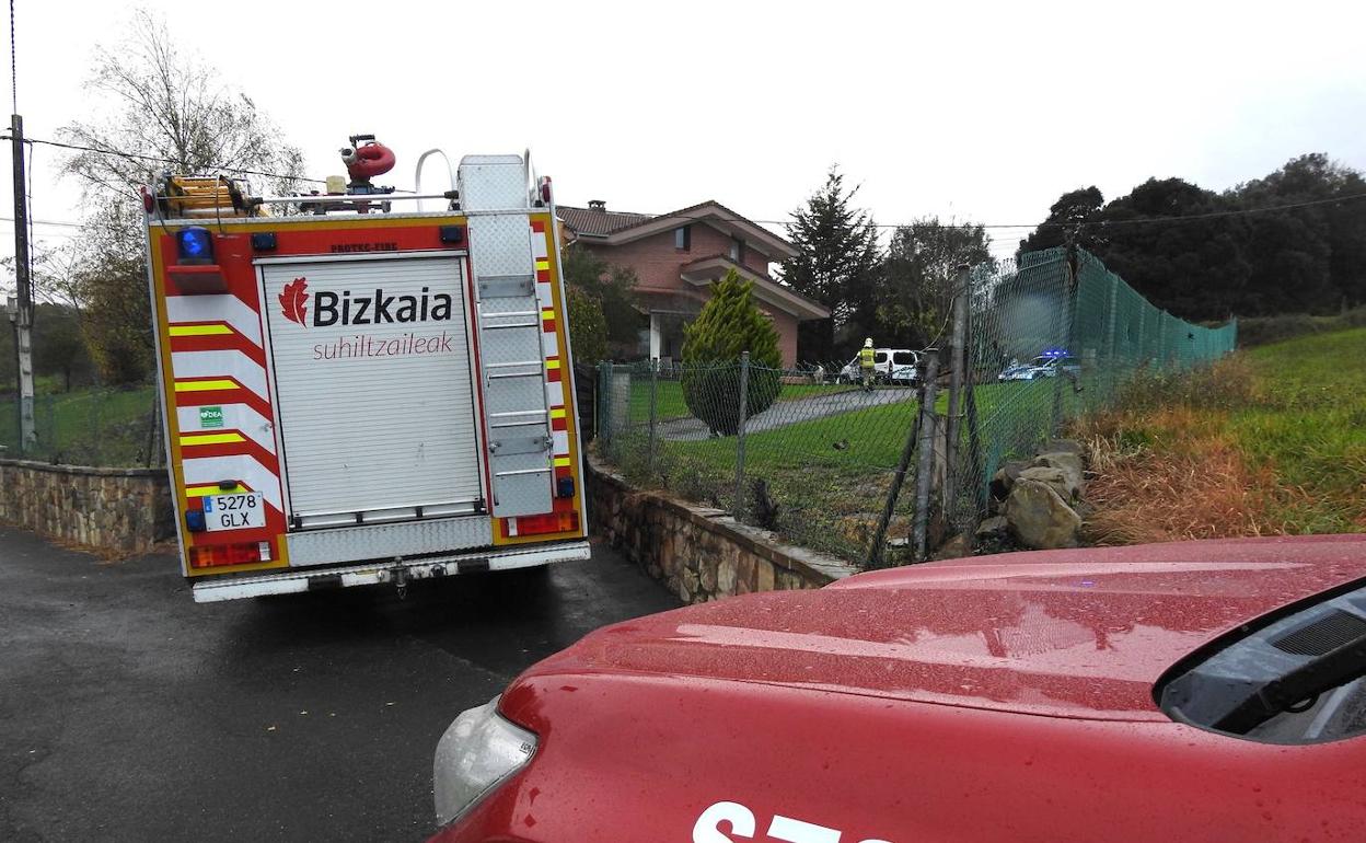 Dotaciones de Bomberos y de la Ertzaintza, en el chalet de Gatika. 