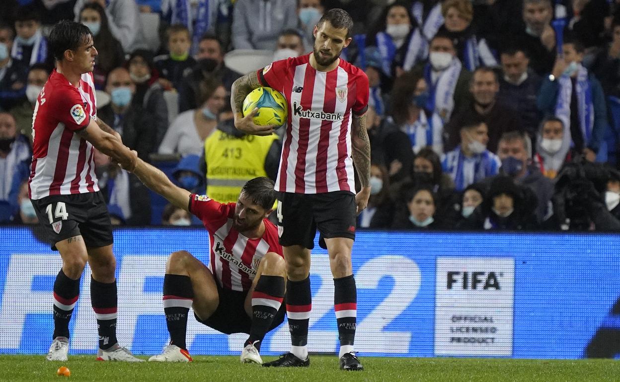 Dani García ayuda a levantarse a Yeray en el Reale Arena con Iñigo Martínez a su lado.