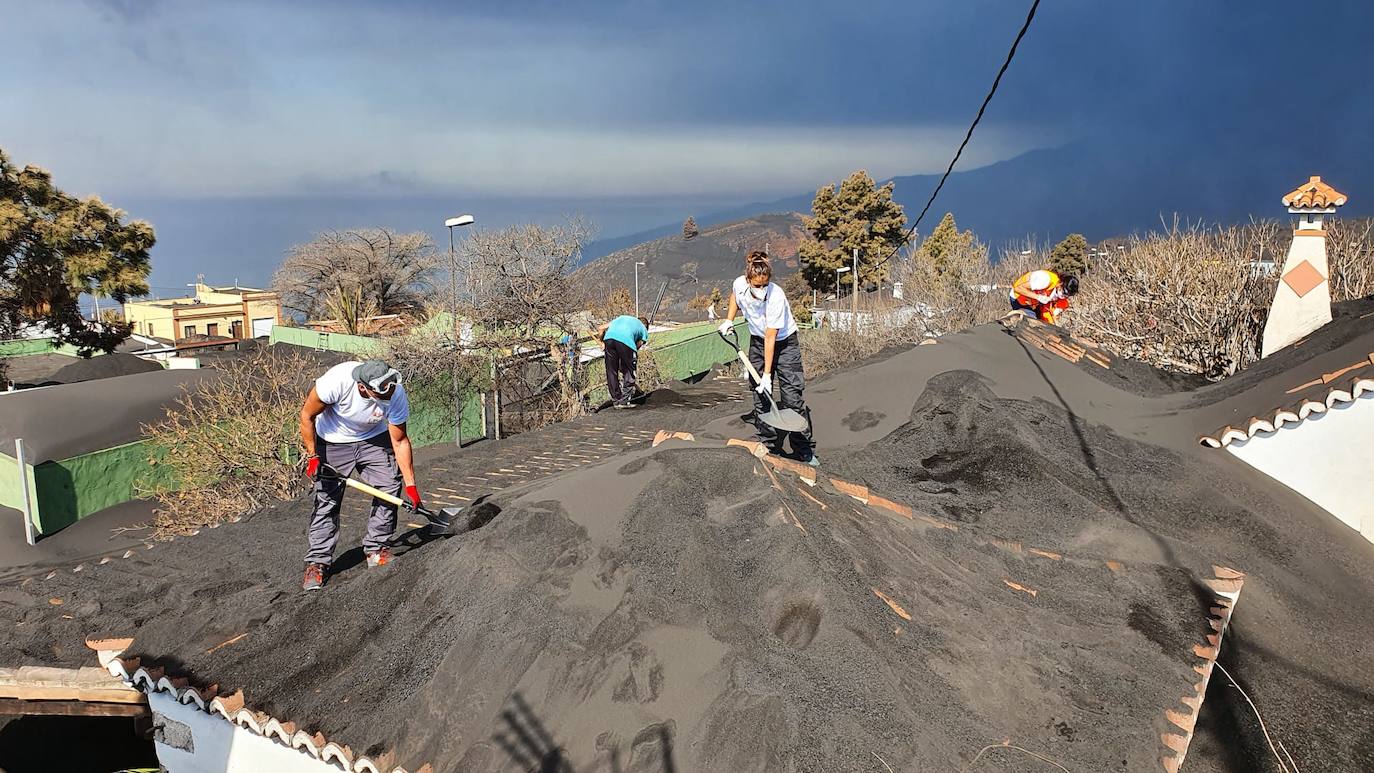 Los tejados están cubiertos por kilos de ceniza. 