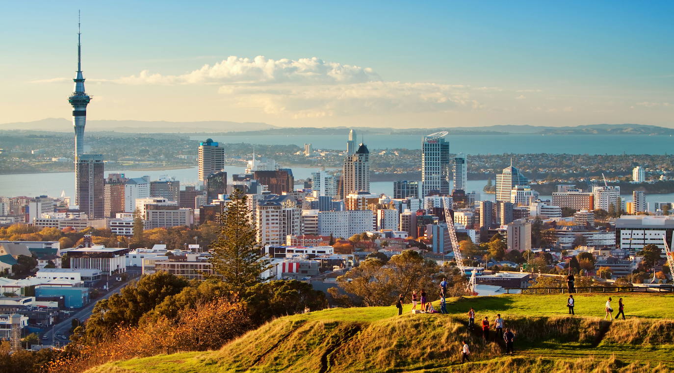 10.- AUCKLAND (NUEVA ZELANDA) | 53 volcanes, más de 50 islas, tres regiones vitivinícolas e infinidad de playas. Auckland se encuentra en la lista de Lonely Planet gracias a sus "tesoros ocultos". De ella destacan que es una de las localidades "más animadas del mundo, con restaurantes, galerías, teatros, conciertos y eventos deportivos a pleno rendimiento". El mayor evento del 2022 en la ciudad es la Copa Mundial Femenina de Rugby, que ya se suspendió en el 2021 por culpa de la pandemia y que "la afición local espera con ganas".
