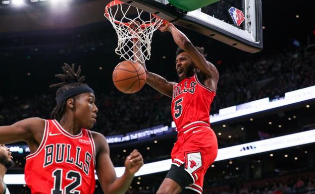 Jones termina el contraataque, arma preferida de los Bulls de Ball y DeRozan