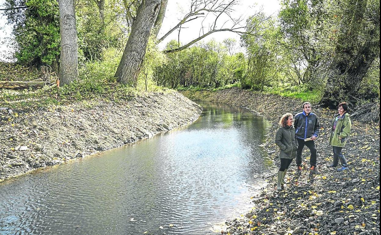 Los técnicos de URA a orillas del meandro recuperado.