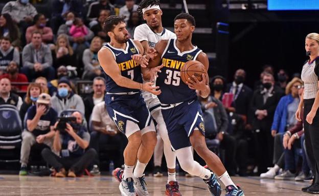 Campazzo choca con Dozier en un claro ejemplo de la falta de cordinación de los Nuggets