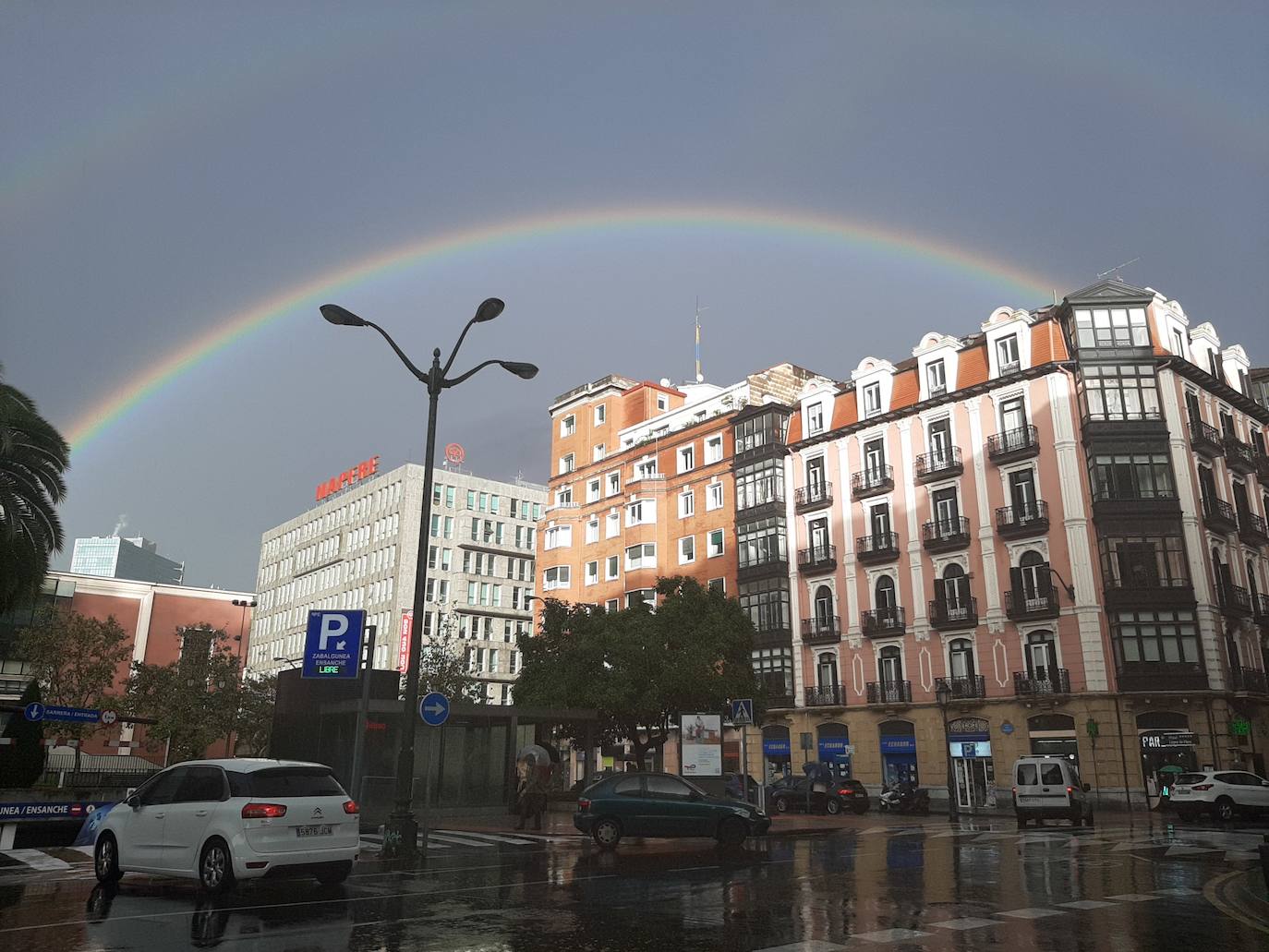 Fotos: El curioso &#039;doble&#039; arcoiris que nos ha regalado la lluvia en Bilbao