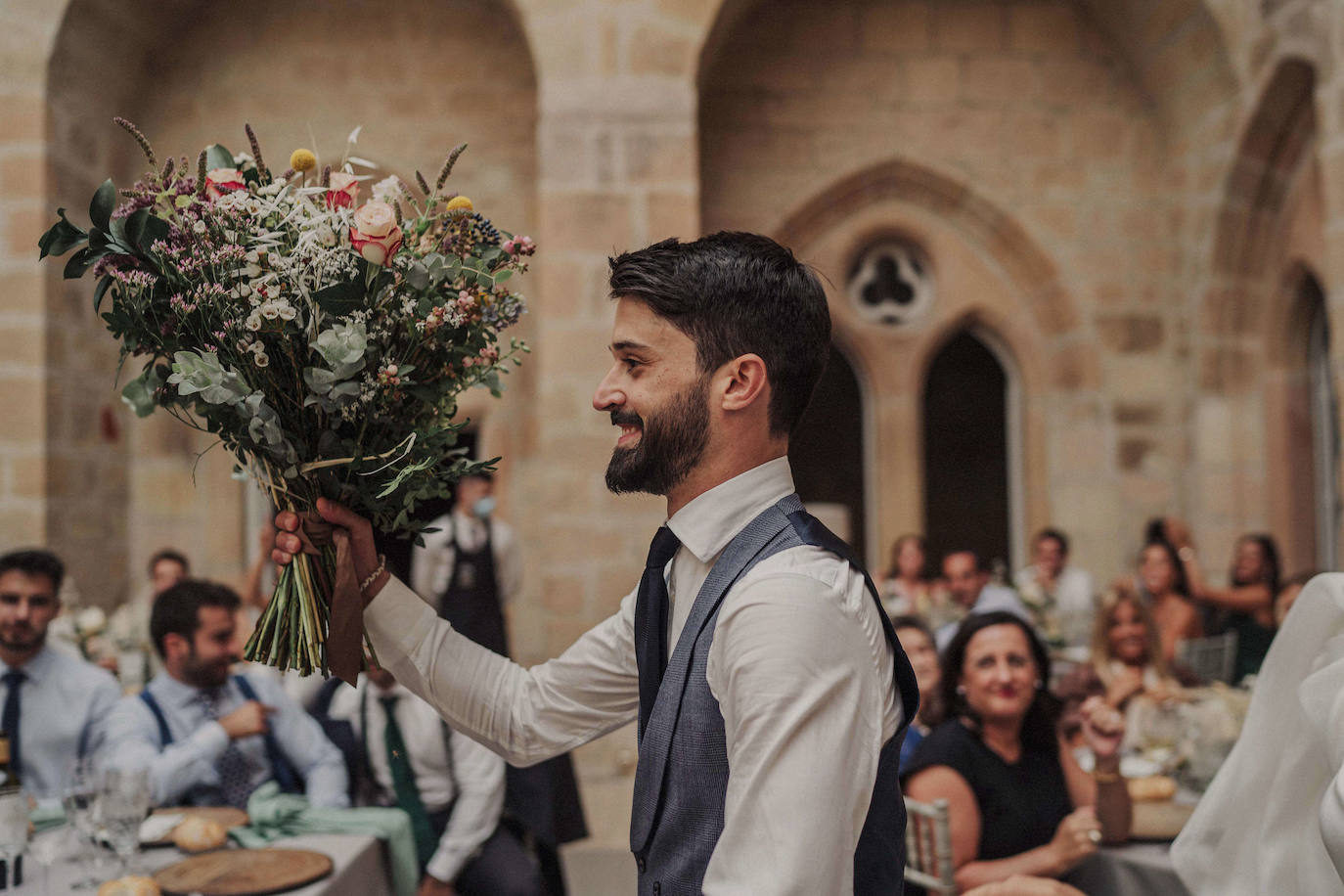 Fotos: Jone, la novia bilbaína del vestido desmontable y su boda soñada en Burgos