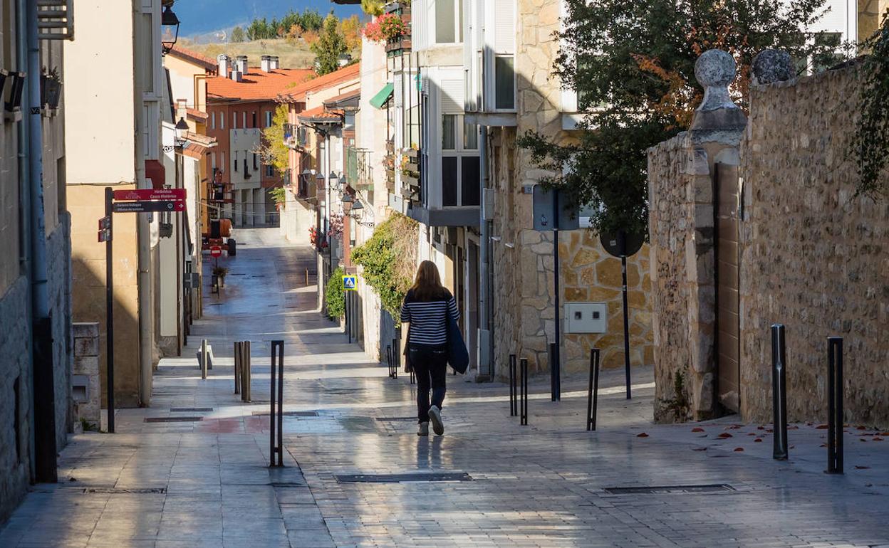 Una mujer caminaba hace unos días por una solitaria calle de Salvatierra.