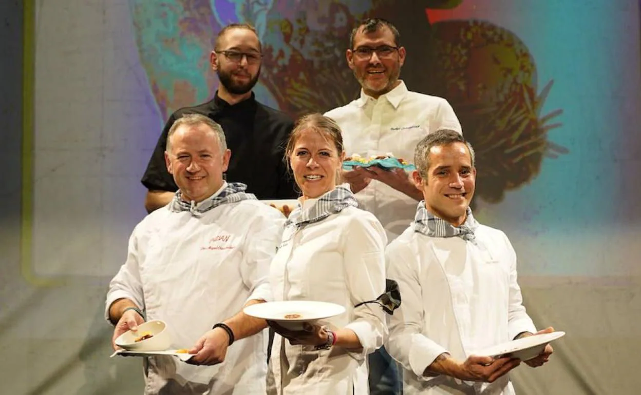 Josemi Olazabalaga (Aizian), Zuriñe García (Andra Mari), Mauro Paz (Aretxondo), Ander Iriondo y Beñat Ormaetxea (Jauregibarria), con recetas para la Peña Santa Cruz de Galdakao. 