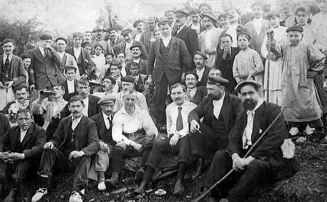 Imagen de la primera ascensión a la Cruz del Gorbeia , organizada por El Club Deportivo de Bilbao . Vista de algunos de los participantes, hombres de todas las edades