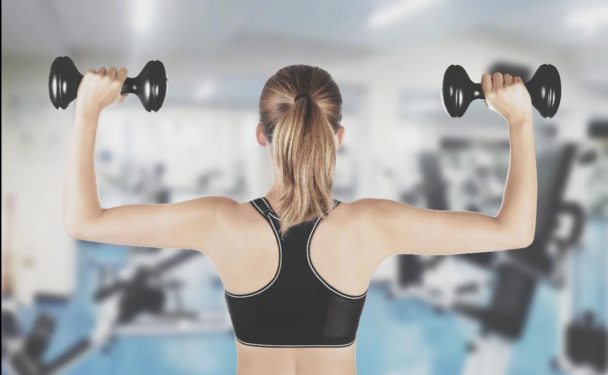 11 ejercicios con pesas para entrenar todo tu cuerpo