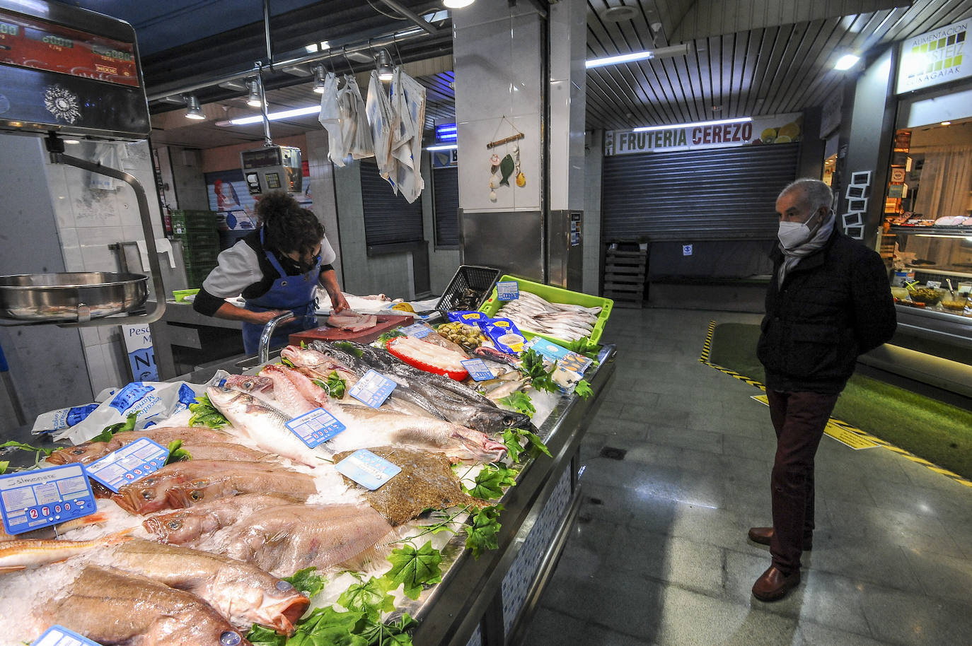 Un total de 8 puestos dan vida al mercado Gasteiz, en la Avenida. En la época de mayor gloria llegó a haber 24.