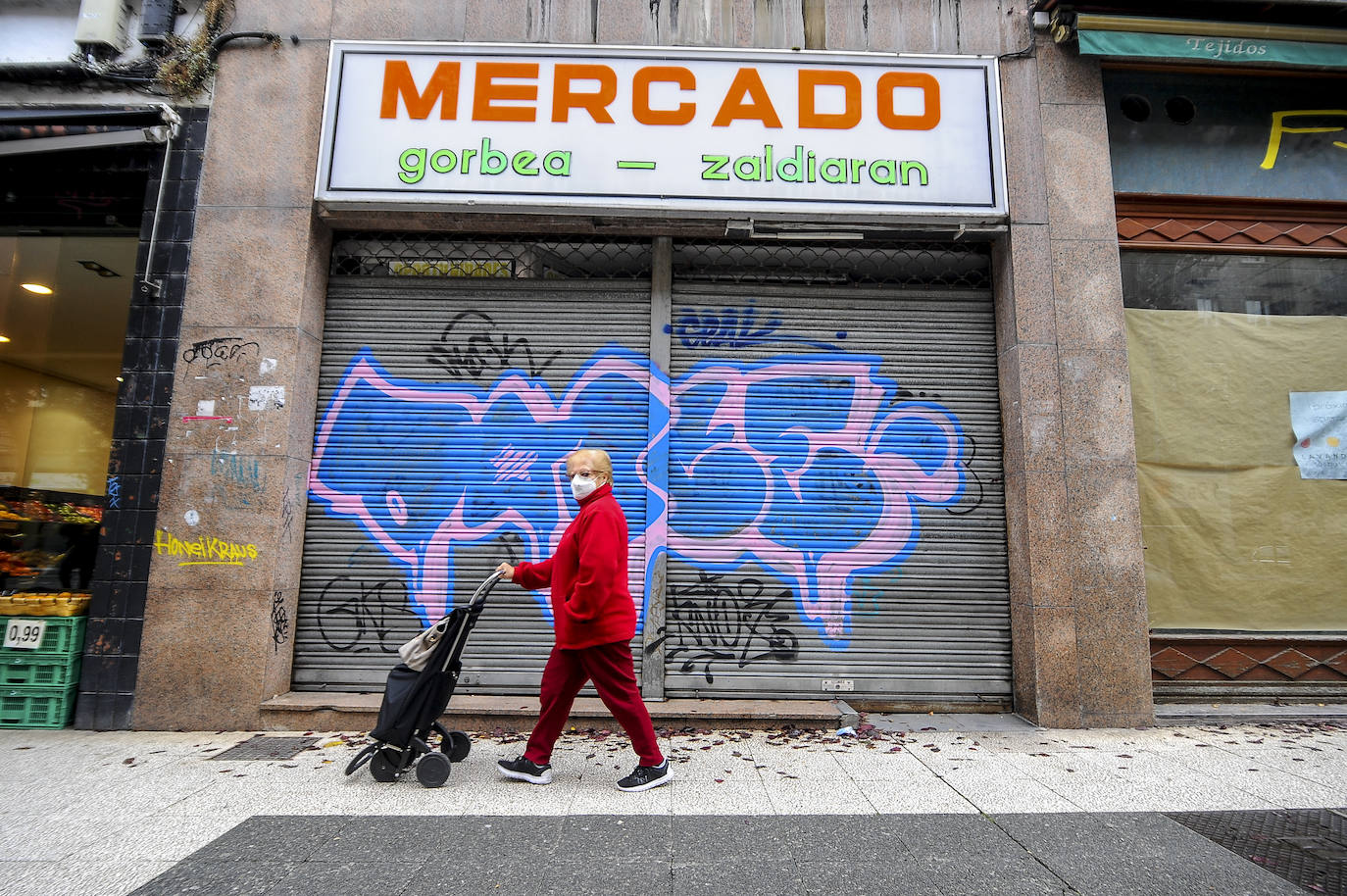 El mercado Gorbea-Zaldiaran ha sido uno de los últimos en echar el cierre en Vitoria.