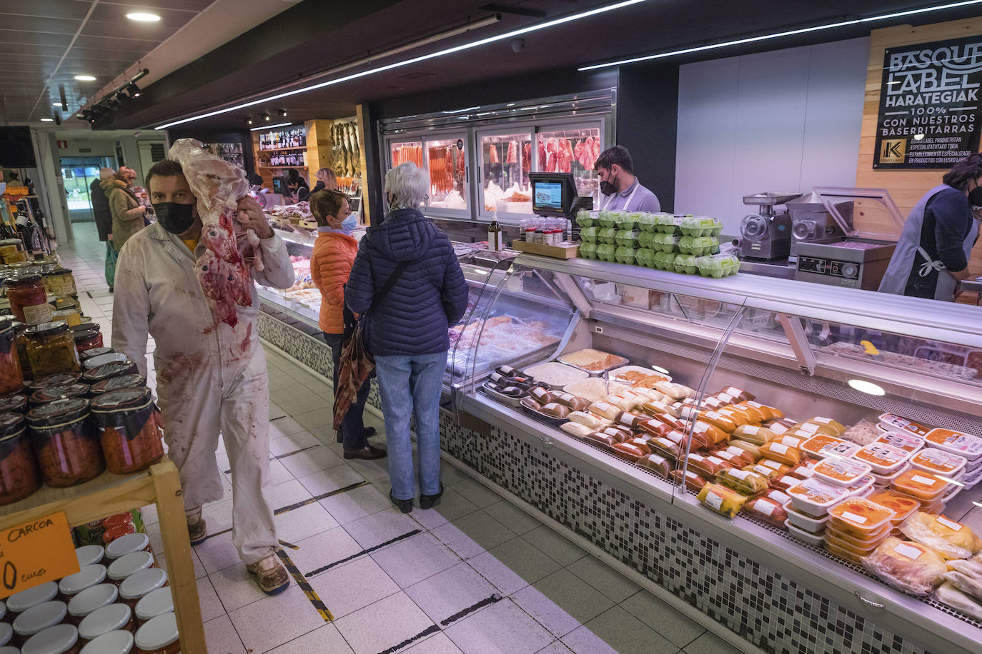 El mercado Florida tiene toda su parte de arriba ocupada con una carnicería, una frutería, una pescadería y una panadería. La parte de abajo, sin embargo, ya no está ocupada por puestos.