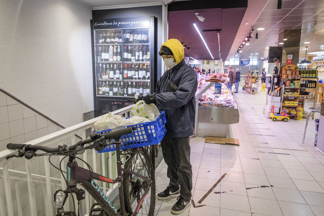 El mercado Florida ha incorporado un servicio de reparto en bicicleta que ha resultado todo un éxito. Dos trabajadores se encargan en exclusiva de esta labor.