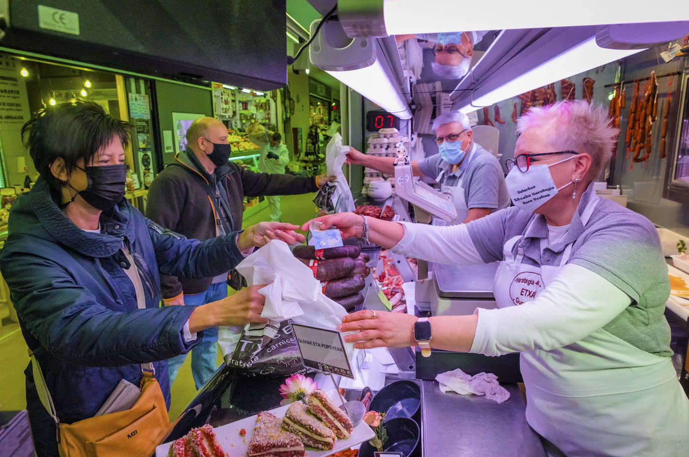 Isabel Rodríguez atiende en la carnicería Etxabe, del mercadillo de Hebillas. Es el que mejor funciona de Vitoria con 15 puestos ocupados de los 17 con los que cuenta. Una proporción que no se repite en ningún otro mercado.