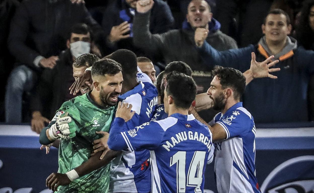 Los jugadores liberan sus emociones al final de un encuentro trepidante en Mendizorroza.