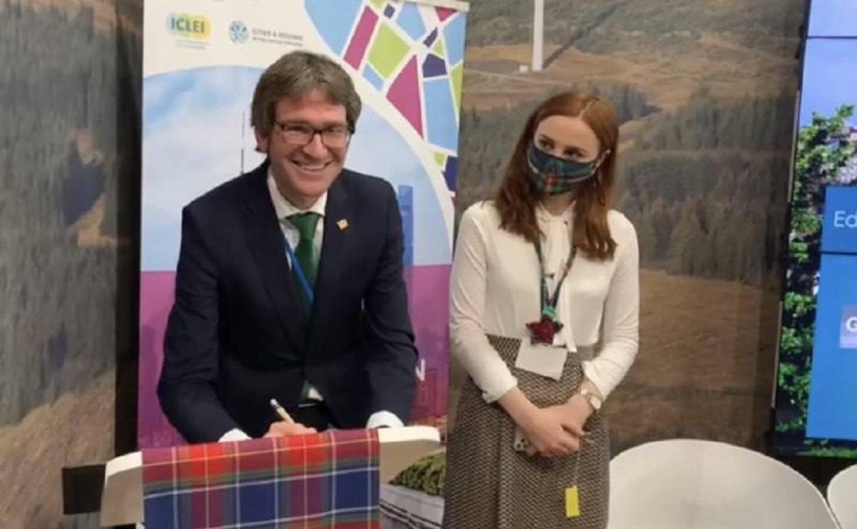 Urtaran, durante la firma de una declaración junto a la ministra escocesa de Medio Ambiente, Màiri McAllan.