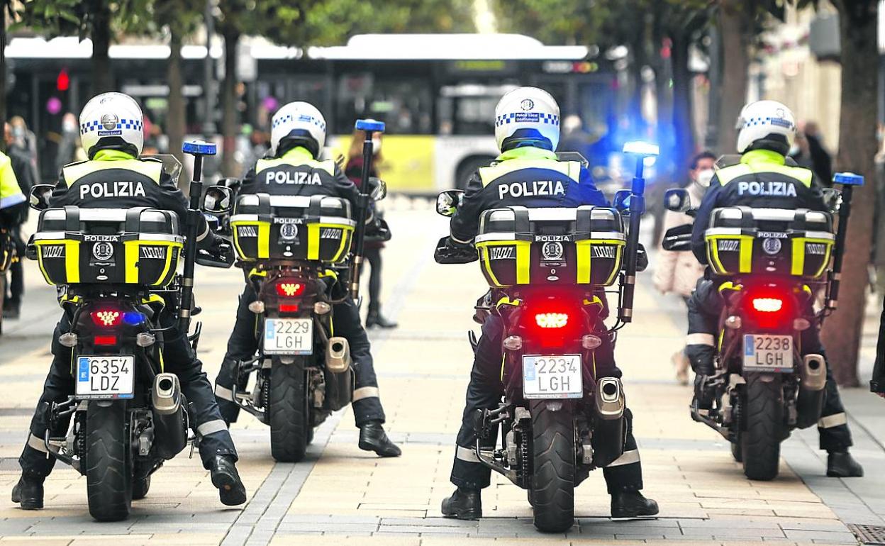 Policías locales motorizados en una calle de Vitoria. 