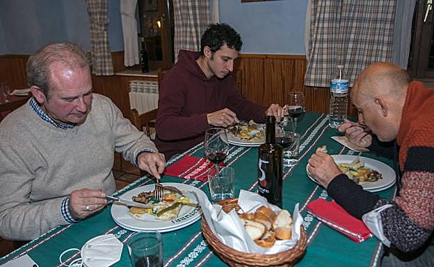 Galería. Los miembros del jurado degustan los platos presentados al certamen por Kakiturri.