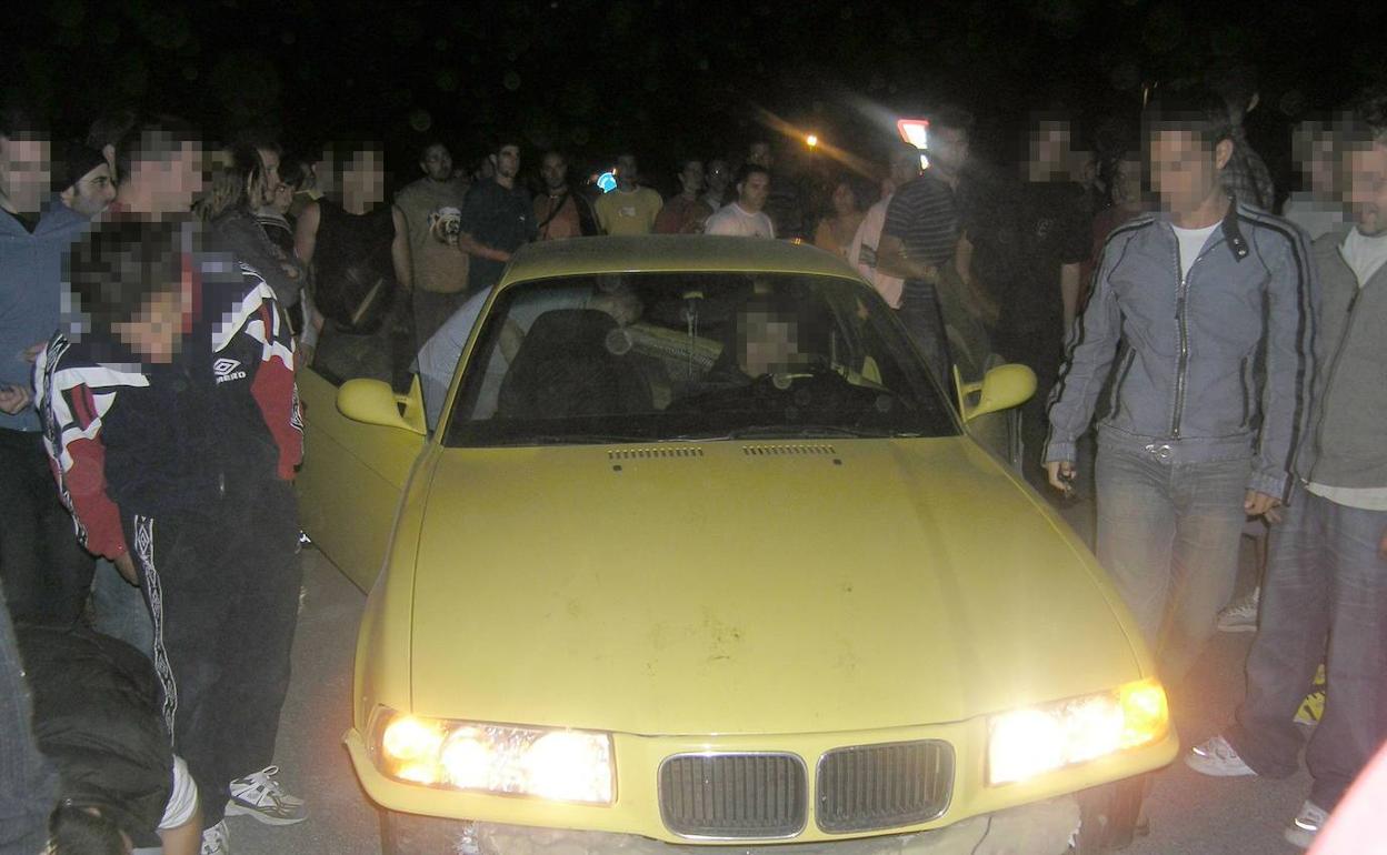 Año 2005. Jóvenes observan los desperfectos en el coche de un participante. 