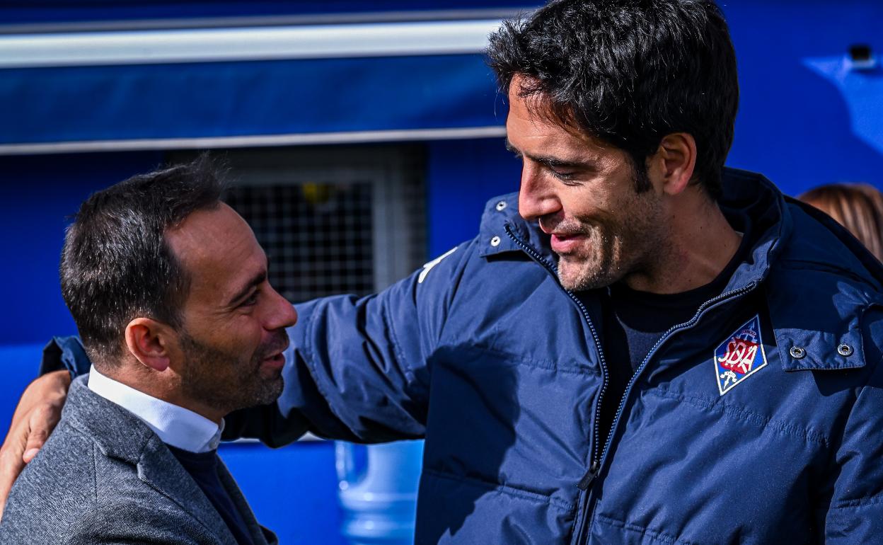 Los dos entrenadores se saludan antes del partido. 