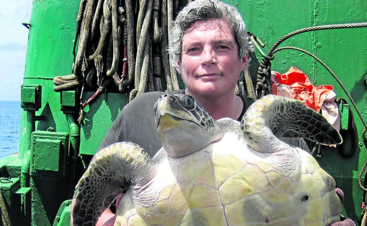 Gorka Ocio, con una tortuga verde olivacea a bordo de un atunero de Bermeo en el Índico. 