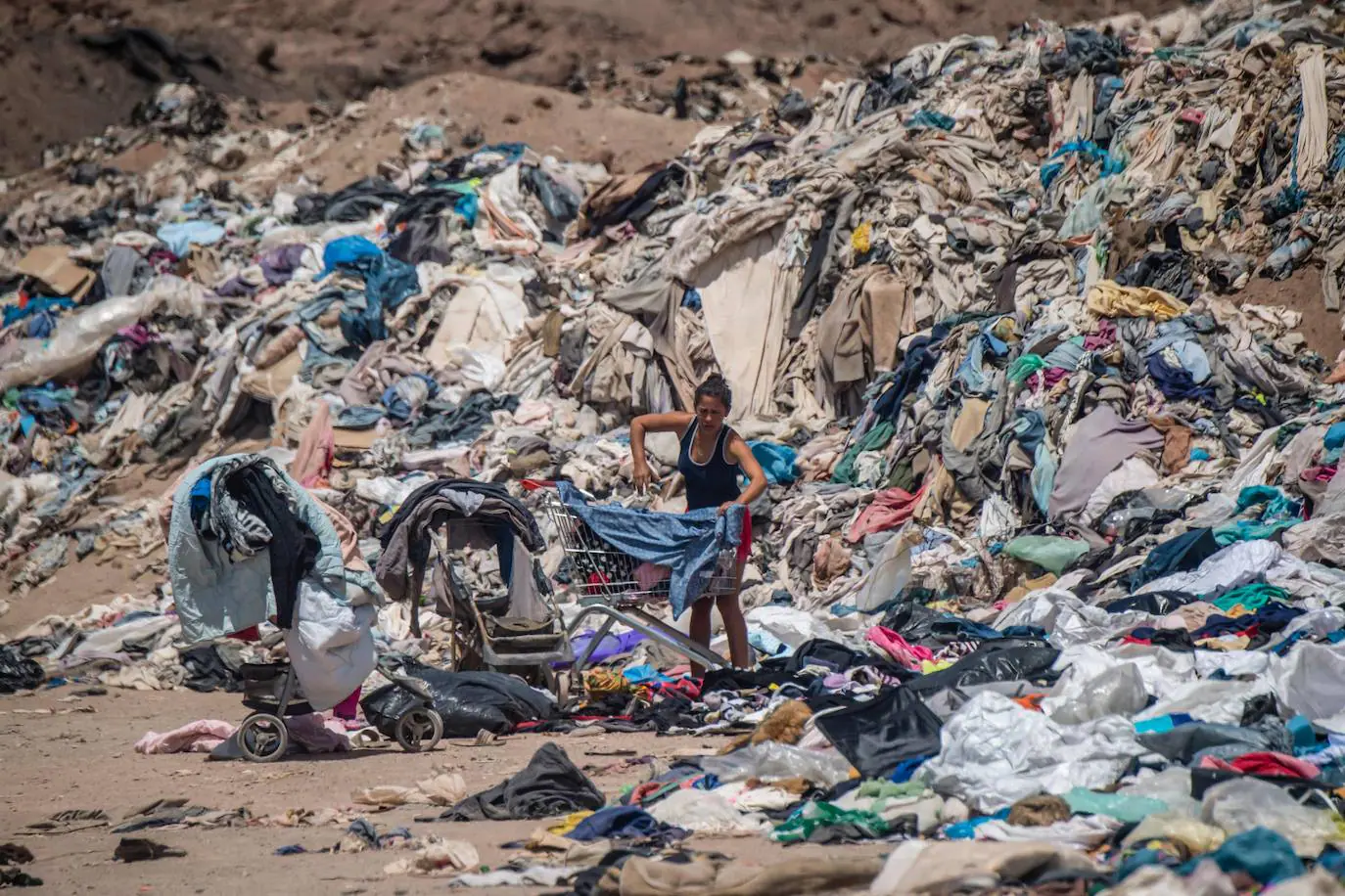 Fotos: El otro destino de la ropa usada en el desierto chileno de Atacama |  El Correo