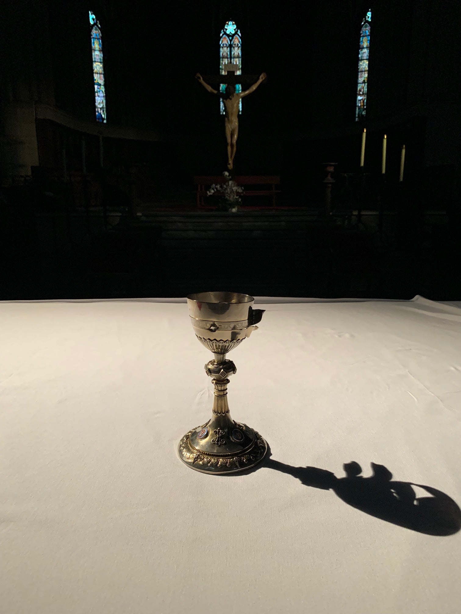 Fotos: El cáliz de Qaraqosh, tiroteado por Estado Islámico en Irak empieza su gira por Álava