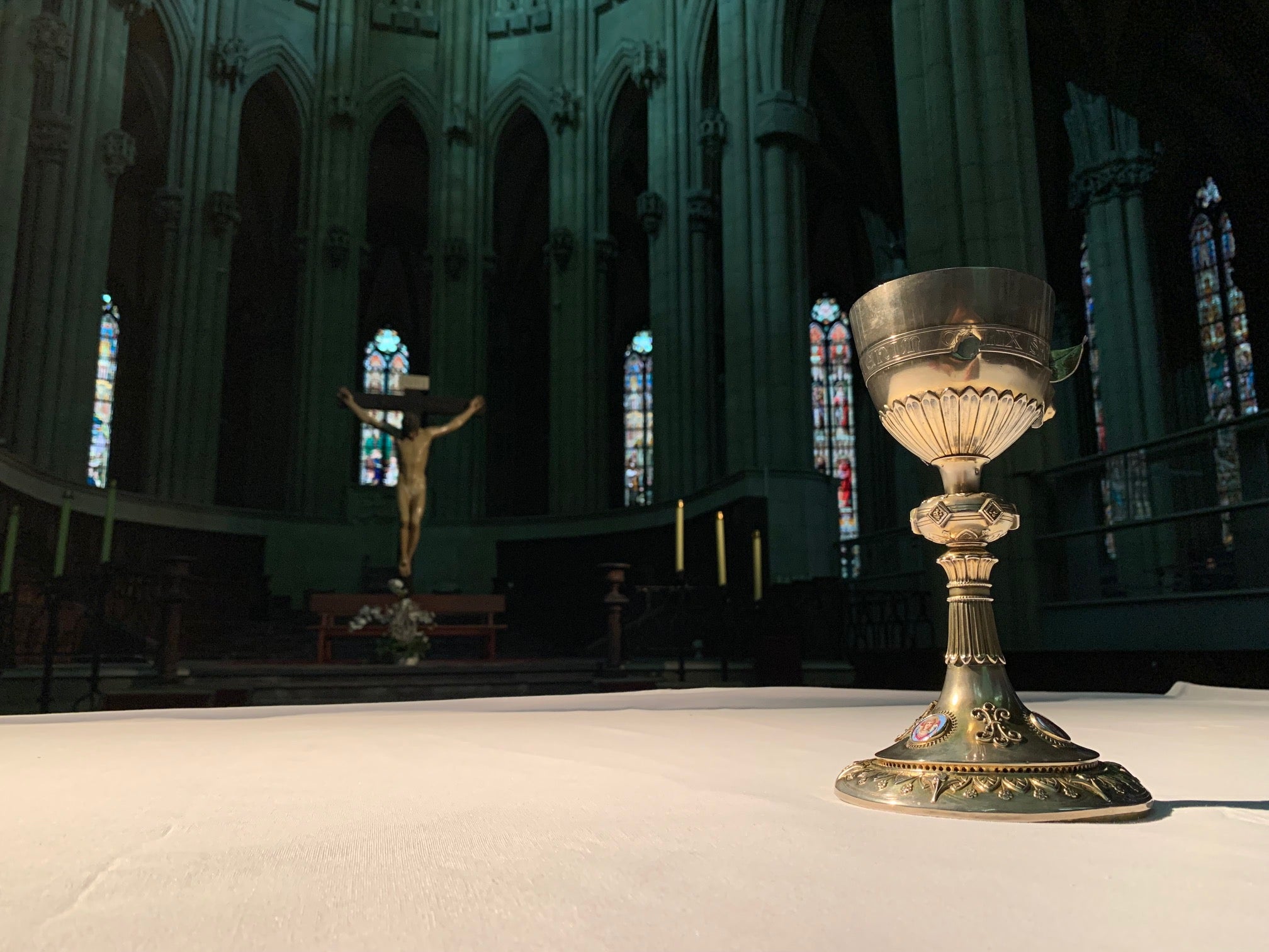 Fotos: El cáliz de Qaraqosh, tiroteado por Estado Islámico en Irak empieza su gira por Álava