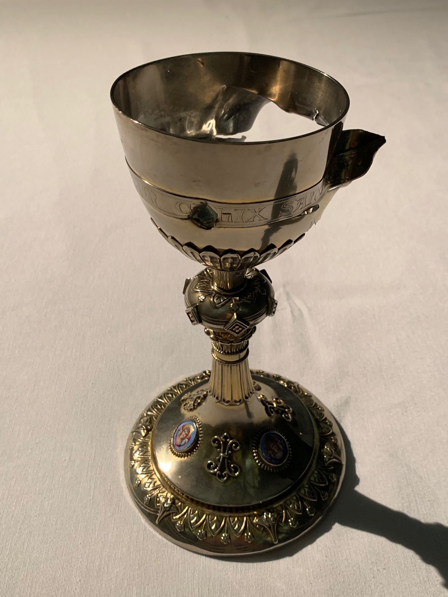 Fotos: El cáliz de Qaraqosh, tiroteado por Estado Islámico en Irak empieza su gira por Álava