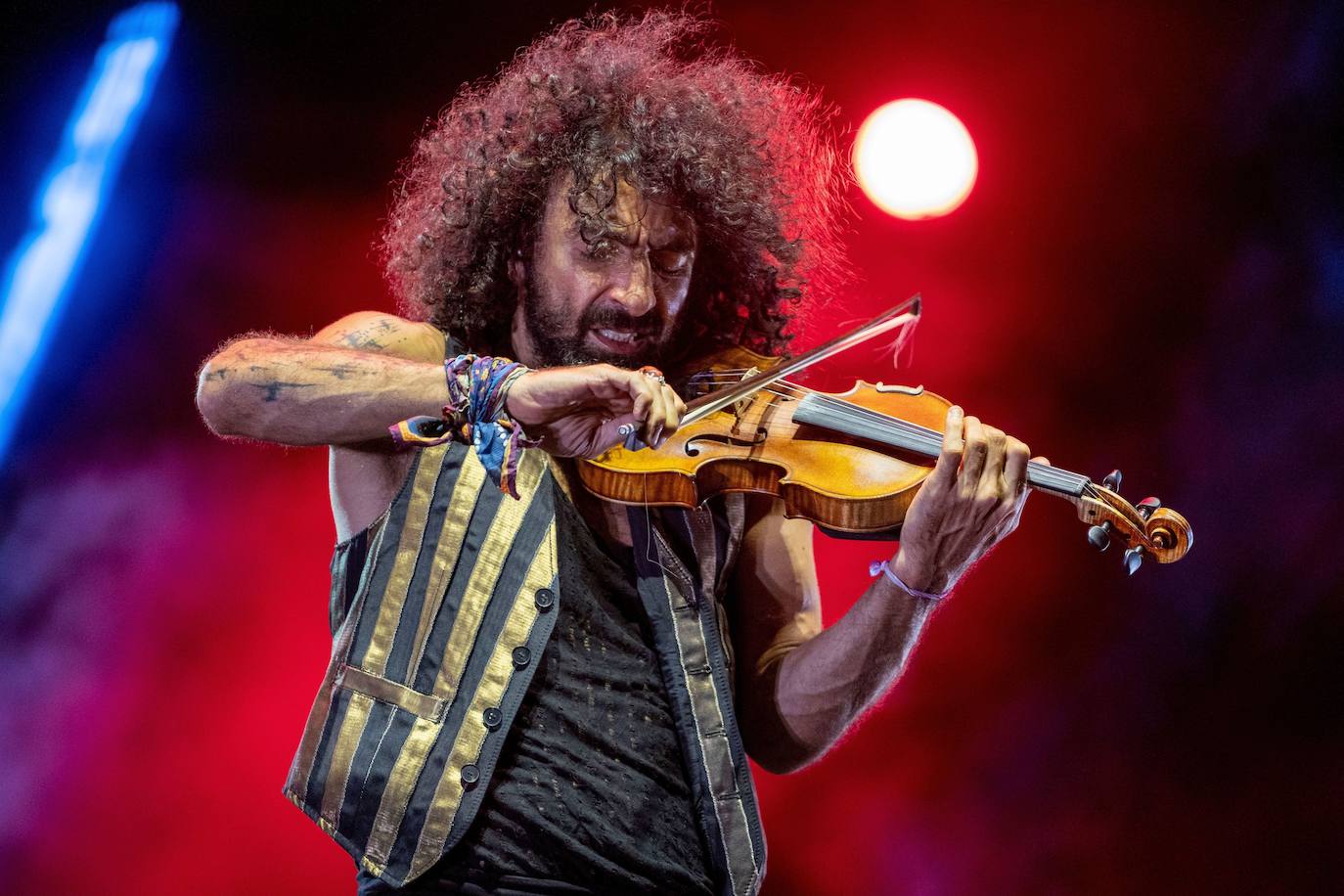 El violinista libanés Ara Malikian regresa a Vitoria con monólogos, melodías y pirotecnia en su gira 'Le petit garage'. 