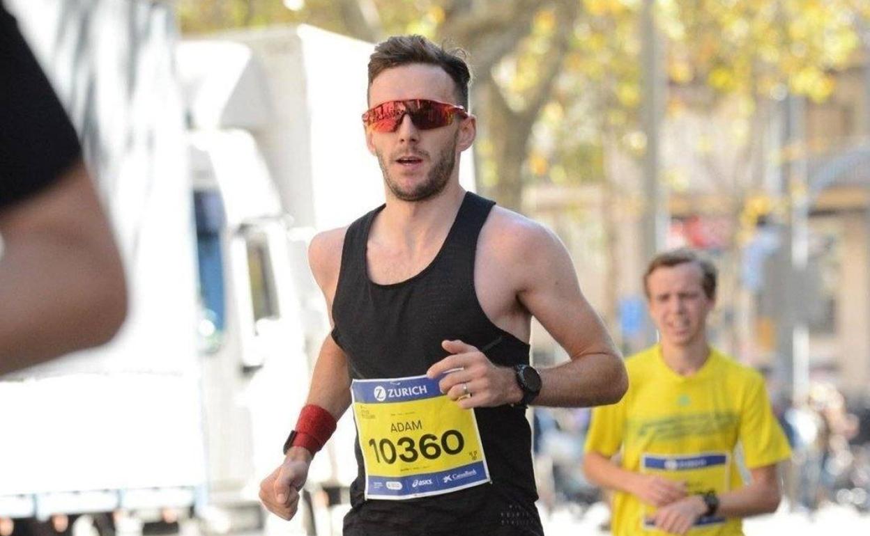 Adam Yates, en plena actuación en Barcelona. 