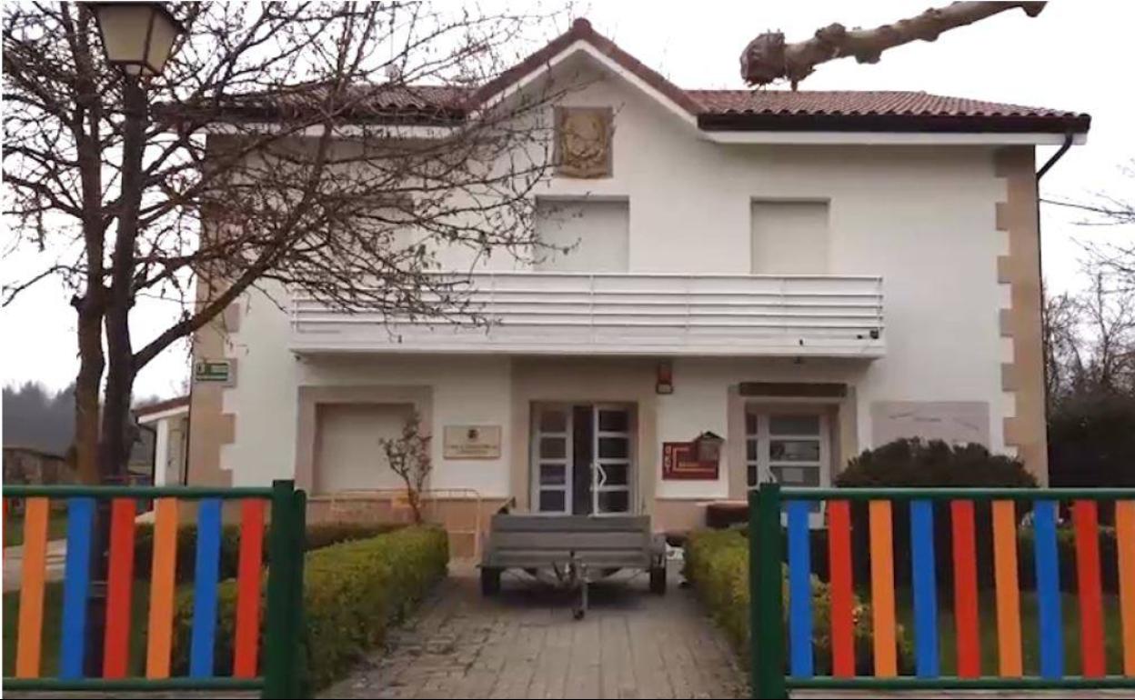 El alumnado debe cruzar la carretera para ir a la biblioteca o al gimnasio. 