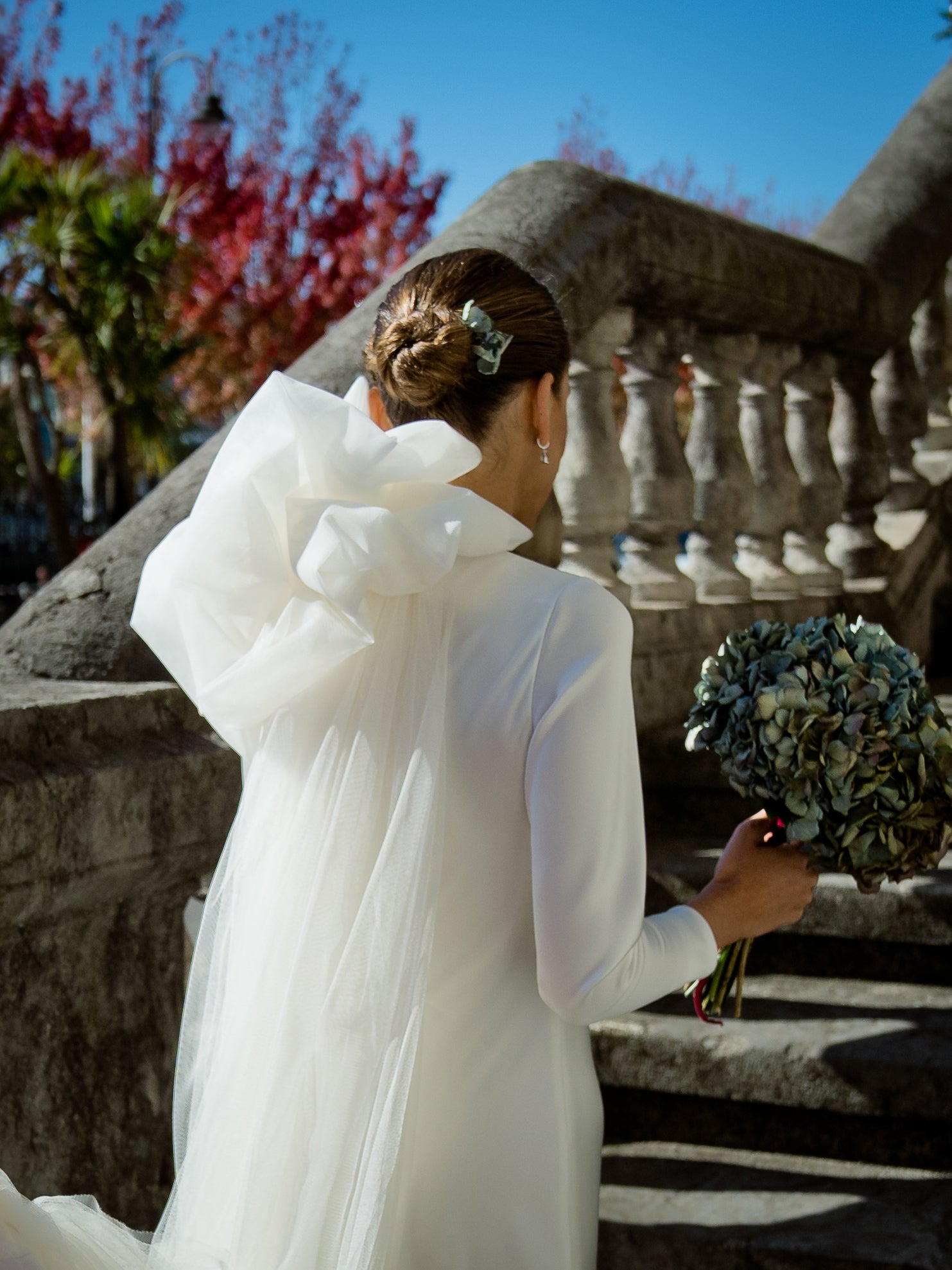 Fotos: Virginia, la novia bilbaína del &#039;vestido-flor&#039; y su boda en la universidad de Deusto