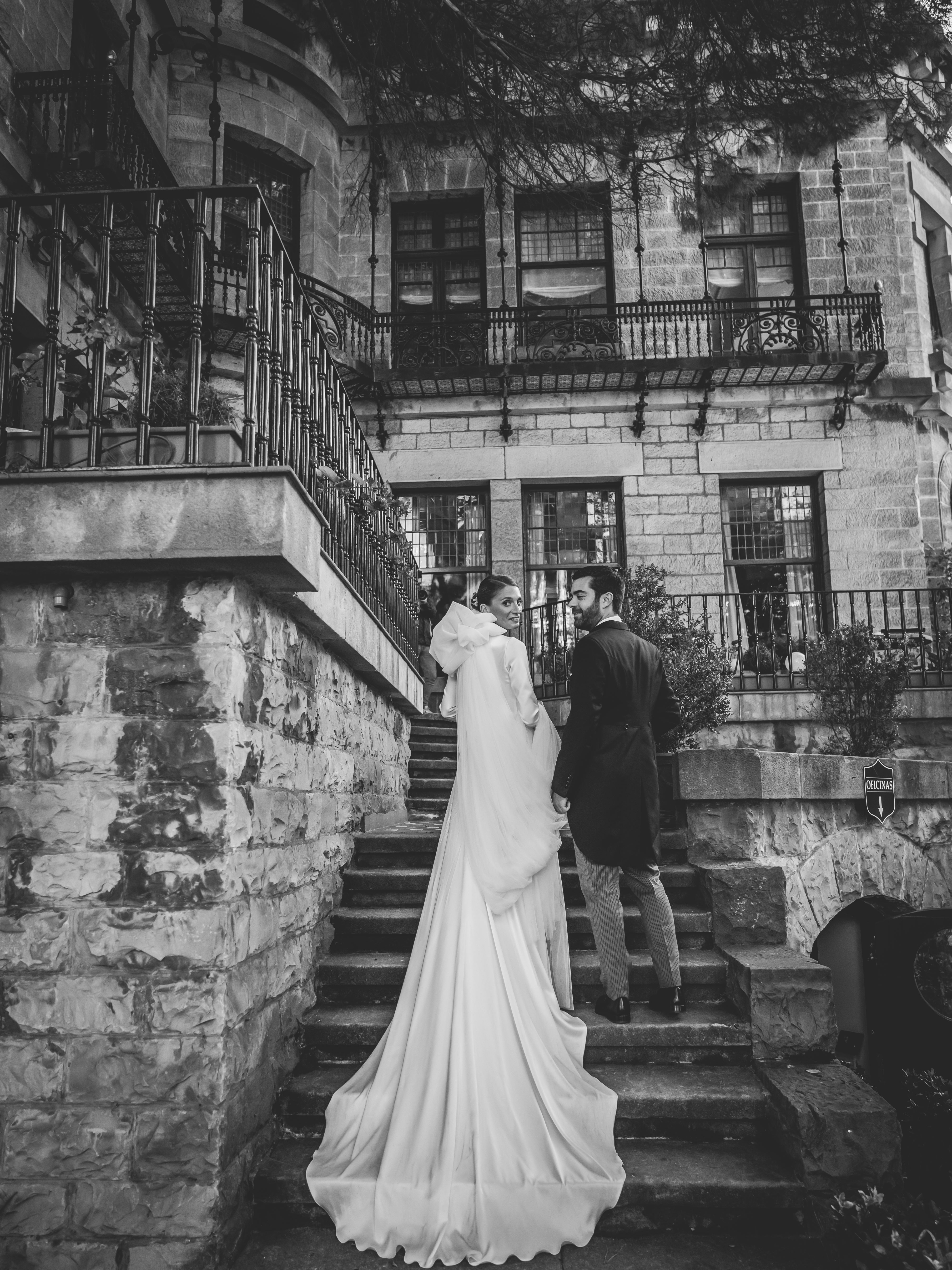 Fotos: Virginia, la novia bilbaína del &#039;vestido-flor&#039; y su boda en la universidad de Deusto