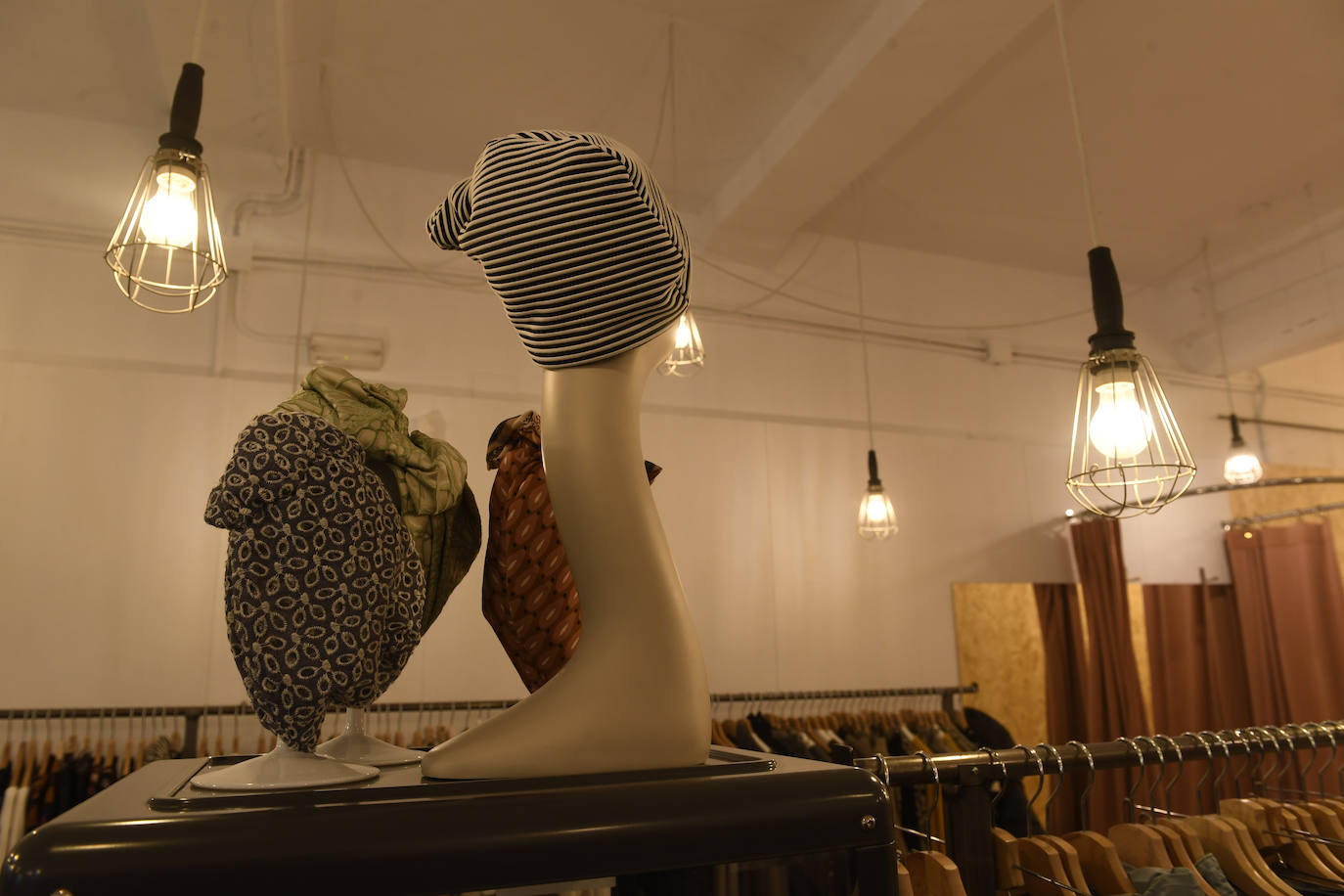 Fotos: Ni flecos, ni volantes: Así es la tienda de estos dos amigos en Bilbao La Vieja