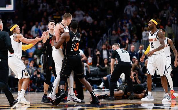 Jokic se lanza a por Morris después de tirarle al suelo