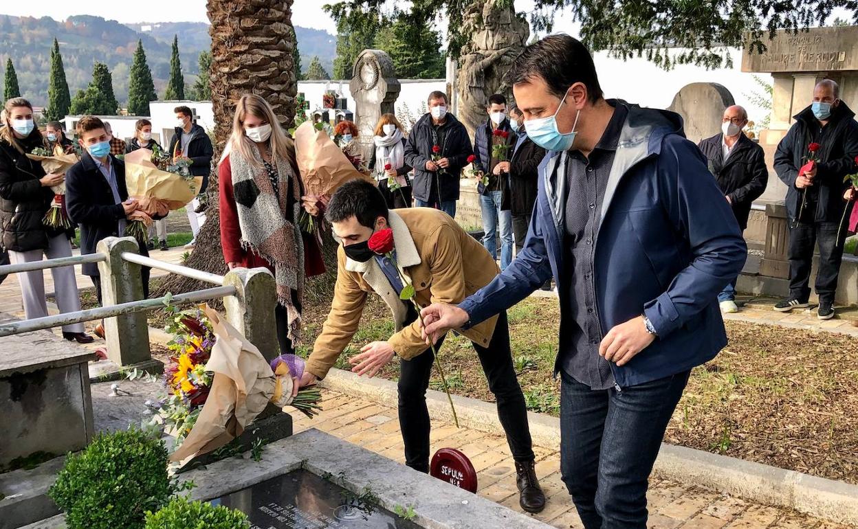 El secretario general del PSE en Bizkaia, Mikel Torres, y el líder de Juventudes Socialistas, Víctor Trimiño, dejan unas flores en la tumba de Tomás Meabe.