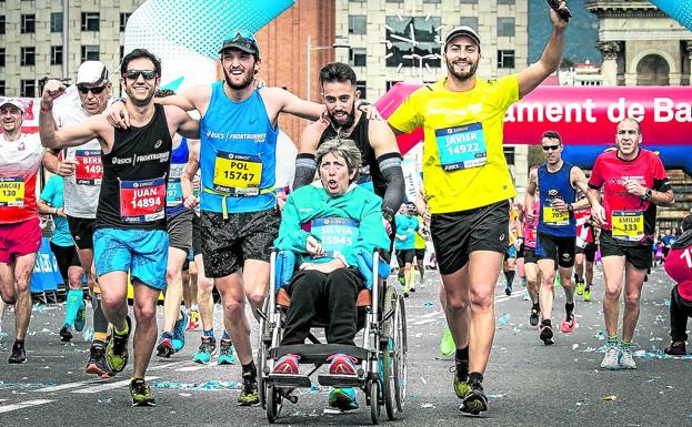 Eric Domingo y Silvia, rodeados de amigos en los metros finales del maratón de Barcelona.