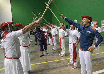 Imagen secundaria 1 - 1. El pelotari participó en un baile tradicional de carnaval. | 2. El delantero agradece el apoyo del abarrotado frontón.