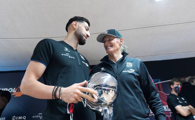 Imagen principal - 1: Ivanovic junto a Shengelia y el título de campeones de Liga. 2: El técnico, pensativo durante su último duelo de la Euroliga, el pasado viernes ante el Barcelona. 3: Primer entrenamiento que dirigió Ivanovic tras sellar su regreso. 