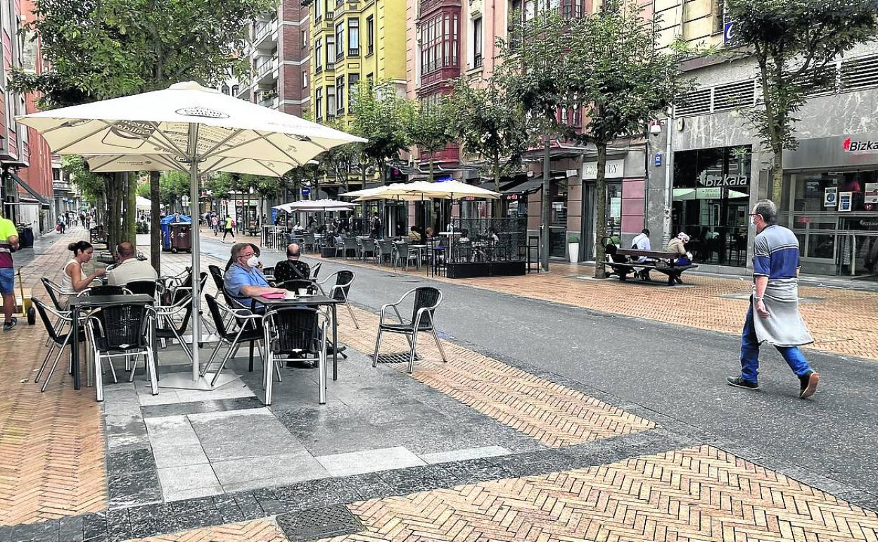 La calle Fueros de Barakaldo ha sido peatonalizada.