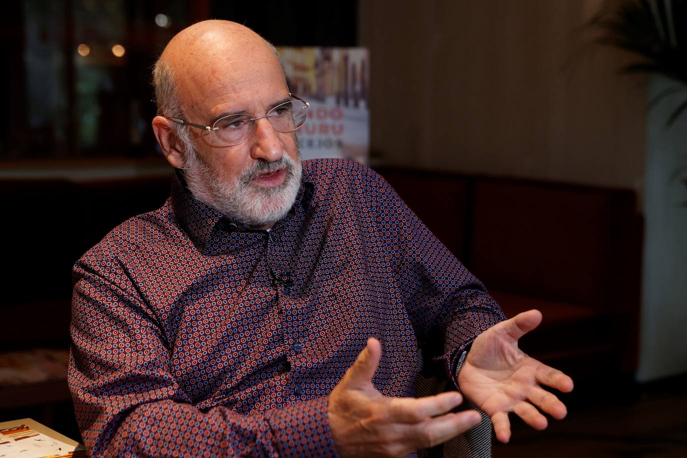 El autor de 'Patria' regresa a la novela cinco años después con 'Los vencejos', la historia de un profesor de Filosofía que siente que no encaja en la sociedad. 