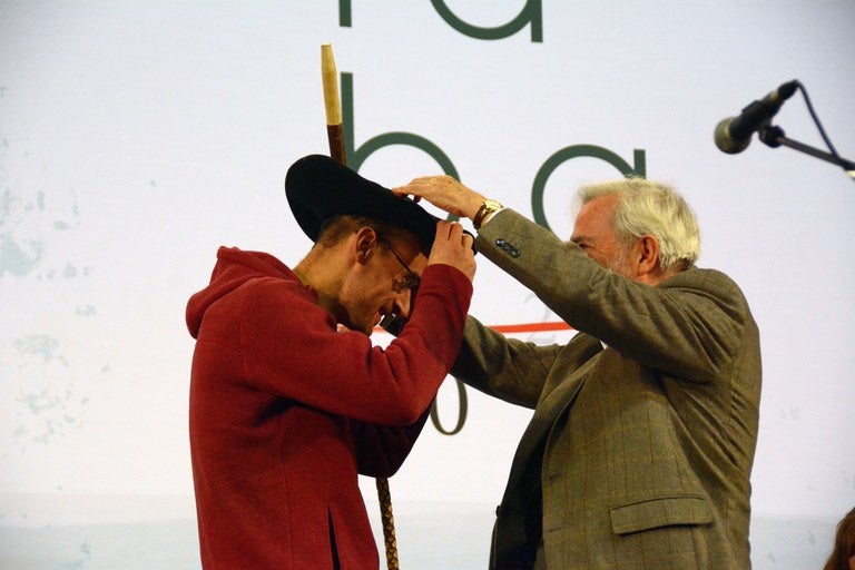 Amets Arzalluzek jantzi du txapeldunaren txapela.