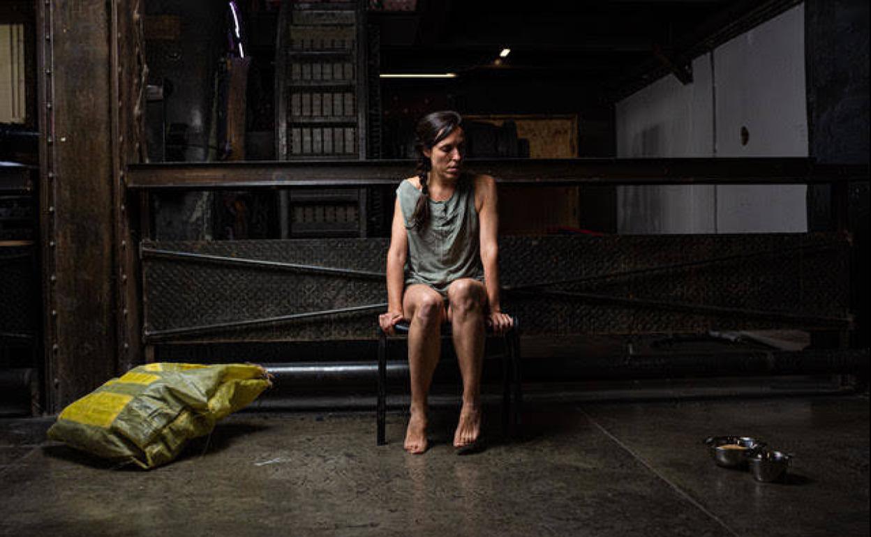 Ainara Unanue interpreta a una niña víctima de explotación en esta obra que aúna teatro y danza.