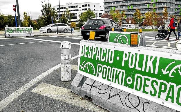 Barrera modelo 'New Jersey' con la leyenda 'Poliki/Despacio' que pide reducir la velocidad.