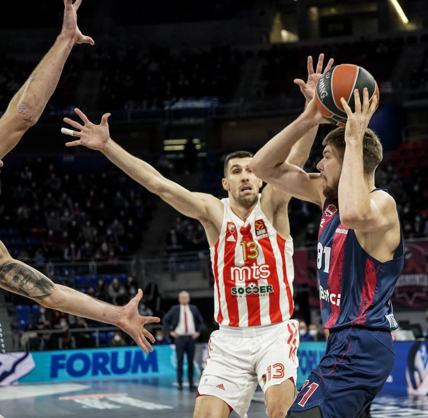 El Baskonia recibe al Estrella Roja en el Buesa Arena.