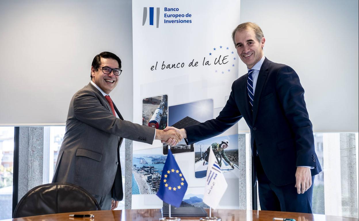 El vicepresidente del Banco Europeo de Inversiones (BEI), Ricardo Mourinho Félix, y el director general de Elkargi, Zenón Vázquez, en la firma del acuerdo. 